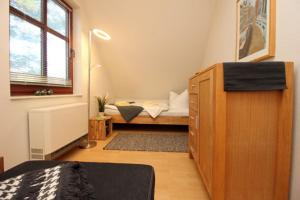 Ferienhäuser Ferienhaus Xenia في ويك: غرفة صغيرة بها سرير ونافذة