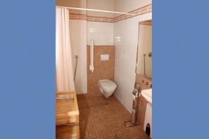 Ferienhäuser Ferienhaus Xenia في ويك: حمام به مرحاض ودش +10 صور
