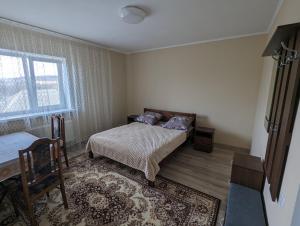een kleine slaapkamer met een bed en een raam bij Гостиный дом 