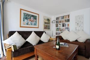 sala de estar con sofá y mesa en 24 Mill Green, en Lyme Regis