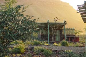 a small building in the middle of a desert at Mount D'Urban Campsite in Helmeringhausen