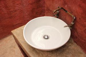 a white sink sitting on top of a wooden table at Mount D'Urban Campsite in Helmeringhausen