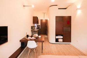 uma pequena cozinha com uma mesa de madeira num quarto em H&A Homestay - 40m, New Built, Center Location, Quiet Place, Full Facilities em Hanói