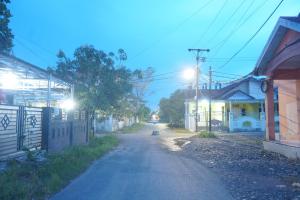 eine leere Straße in einer Kleinstadt nachts in der Unterkunft SPOT ON 92549 Wisma Ribas Syariah 