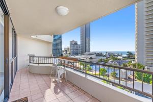 een balkon met uitzicht op de stad bij Cosmopolitan - Hosted by Coastal Letting in Gold Coast