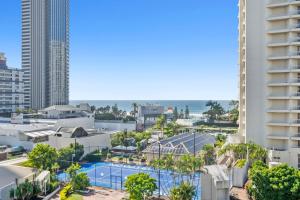 een balkon met uitzicht op de oceaan bij Cosmopolitan - Hosted by Coastal Letting in Gold Coast