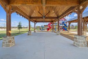 um pavilhão com um parque infantil com um escorrega em Cozy Smart Home with Pool & Gym em Fort Worth