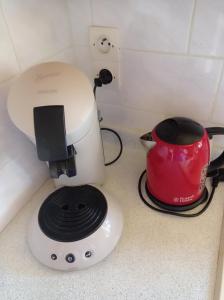 a blender and a tea pot on a counter at Le Relais des Trois Cépages in Sassetot-le-Mauconduit