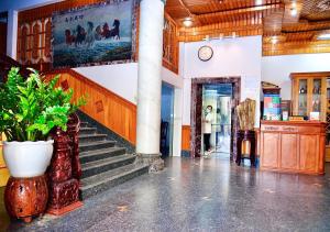 eine Lobby mit Treppen und einem Gemälde an der Wand in der Unterkunft Thịnh Nhàn motel in Móng Cái