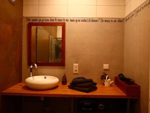 A bathroom at L'Atelier des Ombelles