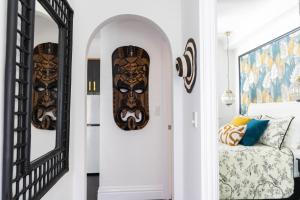 Postel nebo postele na pokoji v ubytování Noir-Luxe In Port Douglas, newly renovated May 2023