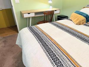 een slaapkamer met een groot bed en een bureau bij Country haven room with desk near wineries in Hemet