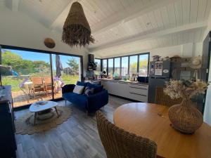 阿尔桑雷HOOliRé17 3étoiles的客厅里有一张桌子和一张蓝色沙发