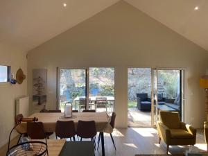 a living room with a dining room table and chairs at Ville les flots bleus Proche golf Arcachon in La Teste-de-Buch