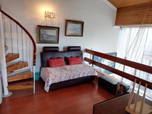 Un dormitorio con una cama con almohadas rojas. en Habitaciones en un alojamiento -Anfitrion - Elias Di Caprio, en Bogotá