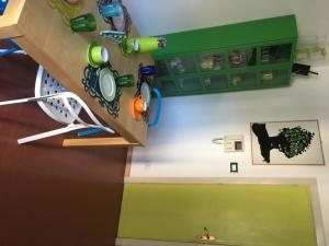 een kamer met een groene deur en een groene muur bij B&B La Galleria in Palermo
