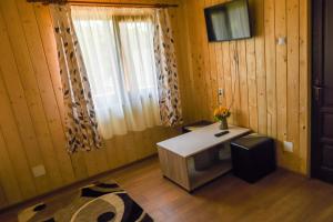 a small room with a desk and a window at Cabana Anna Colibita in Colibiţa