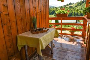 - une table dans une chambre avec vue sur une terrasse couverte dans l'établissement Cabana Anna Colibita, à Colibiţa