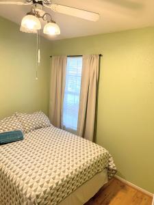 1 dormitorio con cama y ventana en Harvest moon room with TV near Wine Country, en Hemet