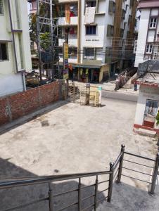 una calle vacía con un edificio en construcción en Bikash Bhawan Lodge, en Siliguri