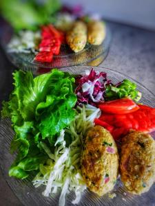 un plato de comida con verduras en una mesa en Gasthof Stiegenwirt en Parcines