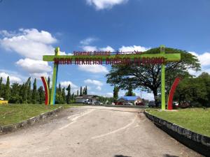 a large arch in the middle of a road at KJ HOMESTAY SUNGAI PETANI in Sungai Petani