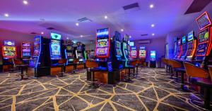 un casino con muchas máquinas tragaperras en una habitación en Westland Hotel Motel, en Whyalla