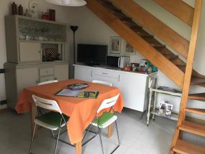 una cucina con un tavolo e sedie in una stanza di Il Villino Rosa a San Paolo Solbrito Altre 22 foto