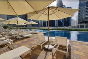 Bazén v ubytování Cozy 1BR apartment 5mins walk form Dubai mall nebo v jeho okolí