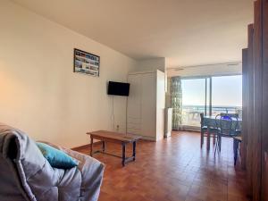 Televízia a/alebo spoločenská miestnosť v ubytovaní Studio cabine sur plage avec parking et animaux admis - FR-1-715-63
