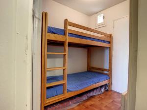 Pokój z łóżkiem piętrowym i 2 łóżkami piętrowymi w obiekcie Studio cabine sur plage avec parking et animaux admis - FR-1-715-63 w mieście Palavas-les-Flots