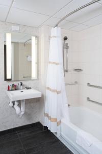 W łazience znajduje się umywalka, wanna i prysznic. w obiekcie Durham Marriott City Center w mieście Durham