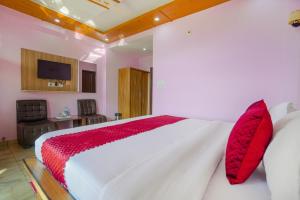 En eller flere senge i et værelse på Wow Homestay I Kasauli