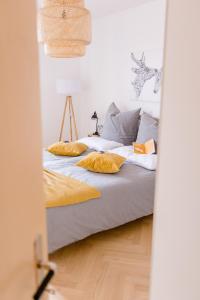 Un dormitorio con una cama con almohadas amarillas. en Ferienwohnung Wildfang, en Blankenburg