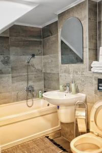 un bagno con lavandino, vasca e WC di Marko’s apartament a Sighişoara