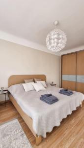 1 dormitorio con 1 cama grande y 2 toallas. en Senču apartamenti No.6, en Riga