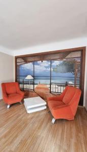 - un salon avec deux chaises orange et une table dans l'établissement Senču apartamenti No.6, à Riga