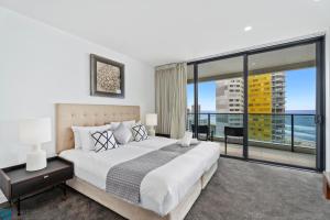 Postel nebo postele na pokoji v ubytování Oracle Resort Broadbeach - gclr