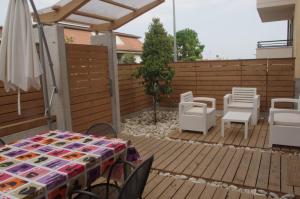 eine Terrasse mit einem Tisch und Stühlen auf einer Terrasse in der Unterkunft Pianozero Room in San Benedetto del Tronto