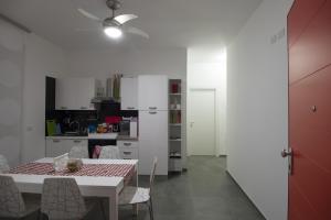 eine Küche und ein Esszimmer mit einem Tisch und Stühlen in der Unterkunft Pianozero Room in San Benedetto del Tronto