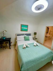 1 dormitorio con 1 cama con 2 toallas en Il Gattopardo, en Florencia