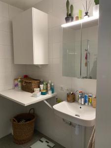 Een badkamer bij 2 rums lägenhet