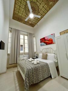 una camera con letto e ventilatore a soffitto di Il Gattopardo B&B a Firenze