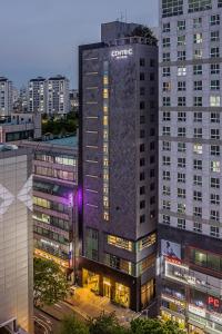 een hoog gebouw met een samsung bord erop bij Aank Hotel Incheon Guwol in Incheon