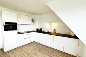 Virtuvė arba virtuvėlė apgyvendinimo įstaigoje Maisonette Apartment in Krefeld mit 2 Balkone
