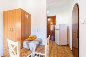 una cucina con un tavolo con una ciotola di frutta sopra di Korina Studios a Paleokastritsa
