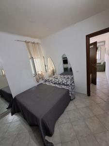 1 dormitorio con 1 cama con edredón negro en Appartamento con giardino, en Civitavecchia