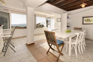 cocina y comedor con mesa y sillas en Casa La Marea en Punta de Mujeres