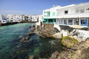 a house on the side of a body of water at Casa La Marea in Punta Mujeres