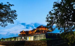 um templo no topo de uma colina com um céu azul em Mia's House Hue em Thôn Kim Long (1)